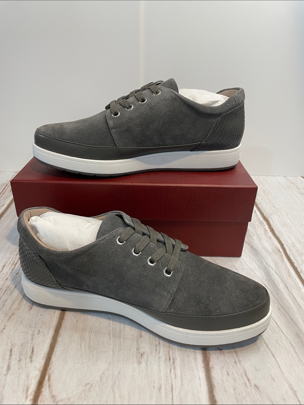 NEW Donald Pliner Miranda 23 Size 9.5 Shoes Lace Up Carbon Grey Suede Sneakers